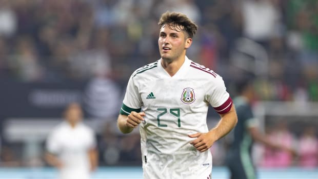 Santi Giménez con el uniforme de México